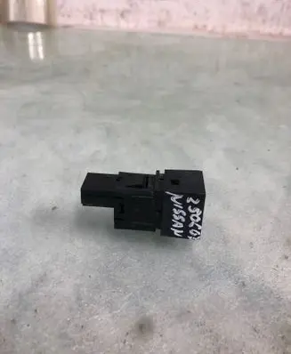 Nissan Qashqai J12 Hazard light switch