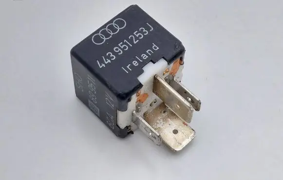 Volkswagen PASSAT B5 Other relay 443951253J