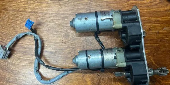 Mercedes-Benz E W210 Seat adjustment motor 2108200308