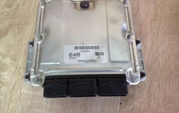 Volvo S40, V40 Engine control unit/module 30630048 0281010441