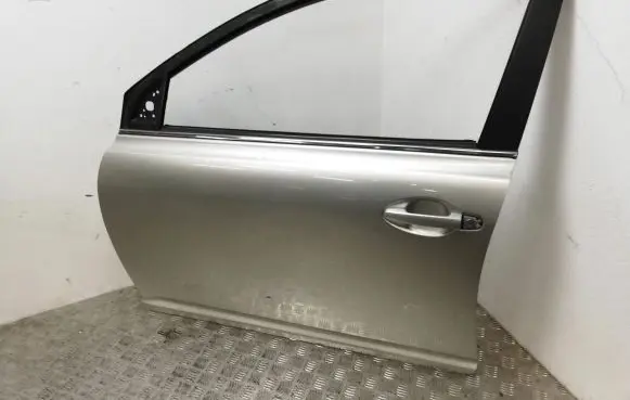 Toyota Avensis T250 Front door