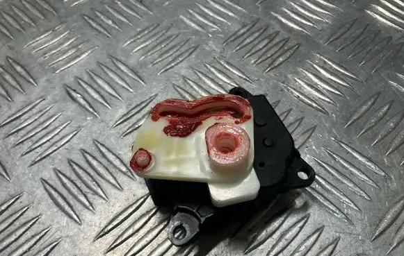 Nissan Juke I F15 Air flap motor/actuator 277321HA0A