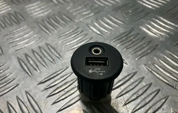 Nissan Juke I F15 USB socket connector 28023BH00A
