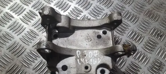 Peugeot 307 Engine mounting bracket