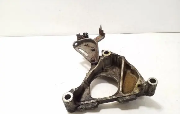 Nissan X-Trail T30 Engine mounting bracket