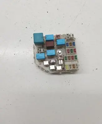 Toyota RAV 4 (XA20) Fuse module 1567002050 9098704040