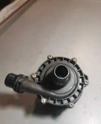 Mercedes-Benz E W214 Water pump A0005003101