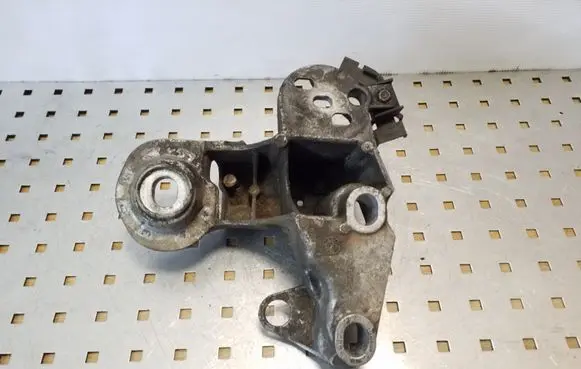 Audi A4 S4 B7 8E 8H Engine mounting bracket 8E0199352F