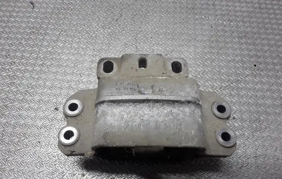 Volkswagen Golf V Engine mount bracket