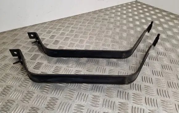 Fuel tank mounting bracket