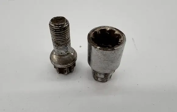 Audi A6 S6 C6 4F Anti-theft wheel nuts and lock 