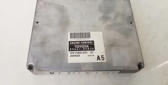 Toyota Avensis T250 Engine control unit/module 8966105A50 MB1758008301