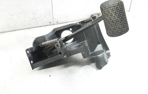 Mercedes-Benz C W203 Brake pedal 2032900719
