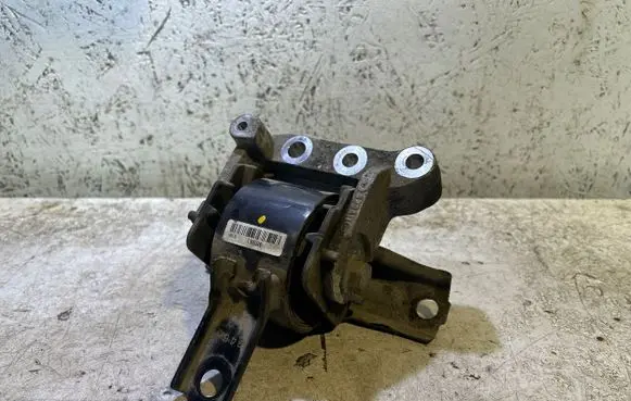 Jeep Compass Engine mount bracket