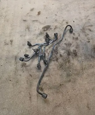 Toyota Avensis T250 Fuel injector supply line/pipe 