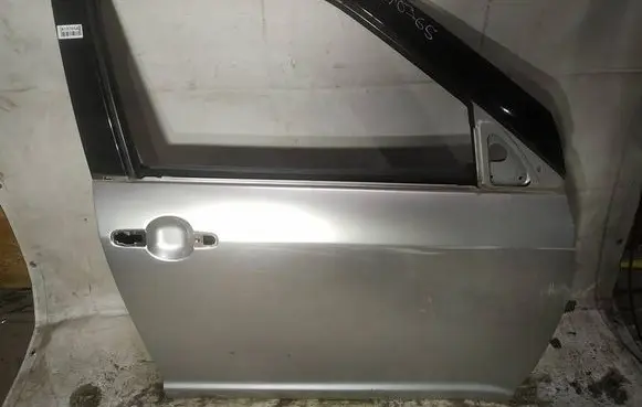 Suzuki Swift I Front door pilkos