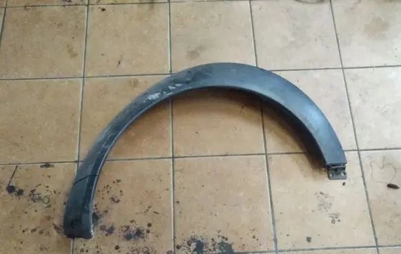 Rear fender molding trim
