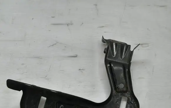 Skoda Octavia Mk2 (1Z) Headlight/headlamp mounting bracket 1Z0805072A