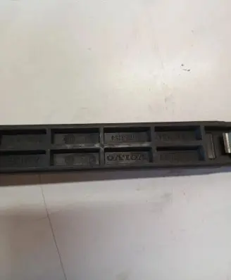 Headlight/headlamp mounting bracket