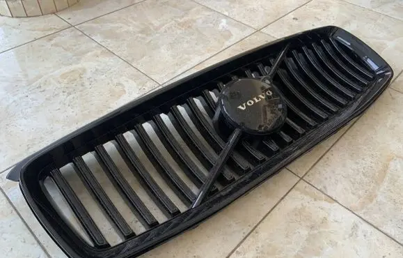 Volvo XC90 Front bumper upper radiator grill 32365192 32365190