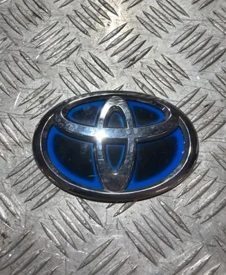 Toyota Yaris XP210 Manufacturer badge logo/emblem PK17559