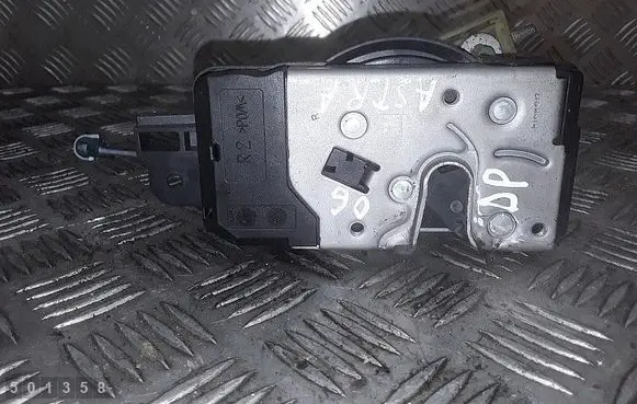 Opel Astra H Front door lock 13128112