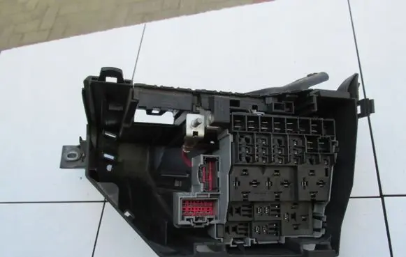 Ford S-MAX Relay mounting block 