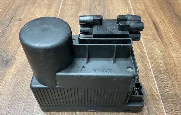 Mercedes-Benz C W202 Central locking vacuum pump 2028000048