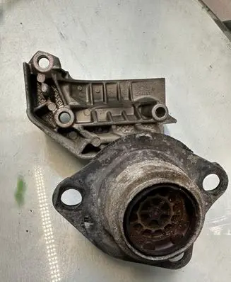 Renault Megane I Engine mounting bracket 7700437391