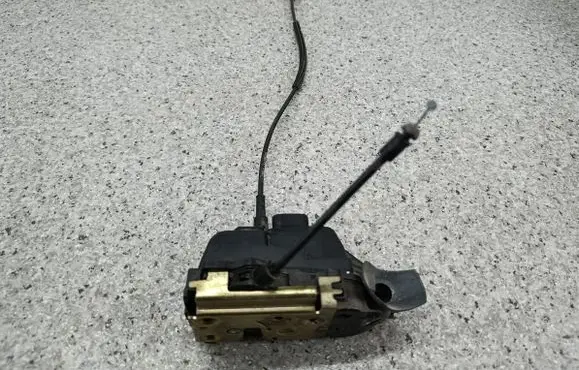 Nissan Primera Front door lock