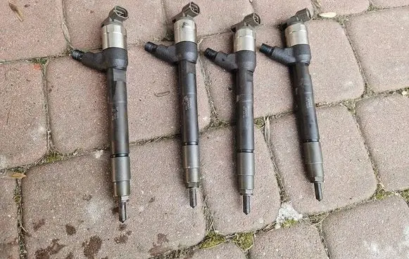 Opel Astra K Fuel injector 55570012
