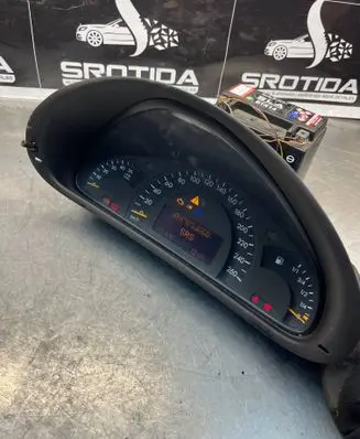 Speedometer (instrument cluster)