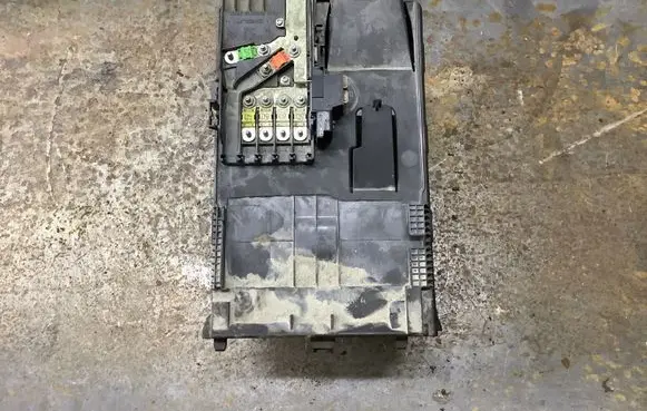Peugeot 5008 Fuse module 28236841 9663615580