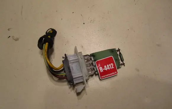 Volkswagen Golf V Heater blower fan relay 
