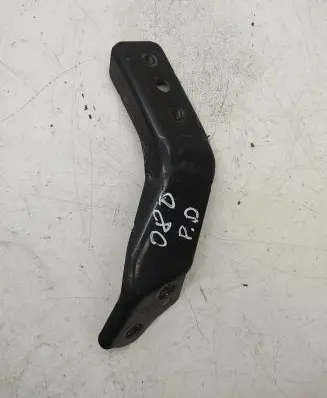 Mercedes-Benz C W204 Front bumper mounting bracket A2046200285