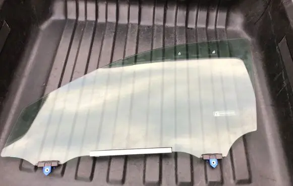Lexus IS III XE30 Front door window glass four-door NSGM505 43R00012