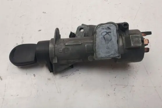 Volkswagen PASSAT B5 Ignition lock VALEO4B0905851A