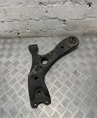 Toyota Avensis T270 Front lower control arm/wishbone