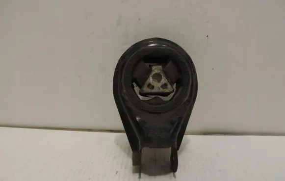 Engine mount vacuum valve