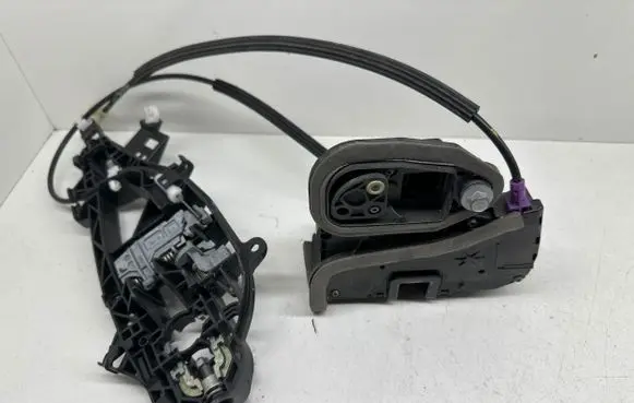 Opel Insignia B Front door lock 13597527