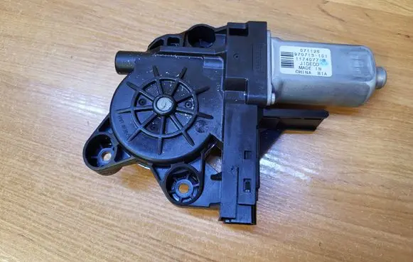 Volvo V70 Front door window regulator motor 1174077B 970713101 071126