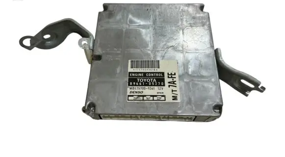 Toyota Avensis T220 Engine control unit/module 8966105370 MB1757009361