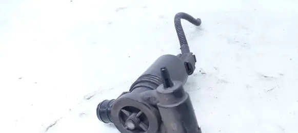 Nissan Juke I F15 Windscreen/windshield washer pump 31108 110551