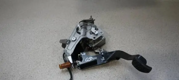 Infiniti Q50 Clutch pedal 240A74GB0B