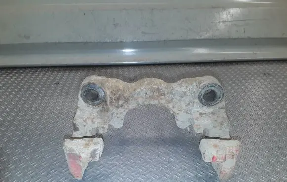 Volkswagen Touareg I Brake caliper pad carrier rear 