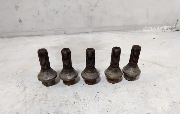 Opel Vivaro Nuts/bolts 