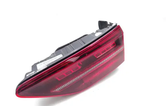 Volkswagen Golf VIII Tailgate rear/tail lights 5H0945308A 82000202