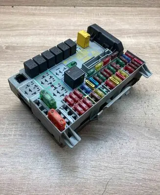 Opel Zafira A Fuse module 90589965