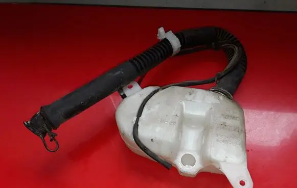 Mitsubishi Pajero Sport I Windshield washer fluid reservoir/tank 860141145