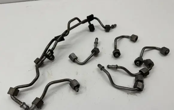 Fuel injector supply line/pipe